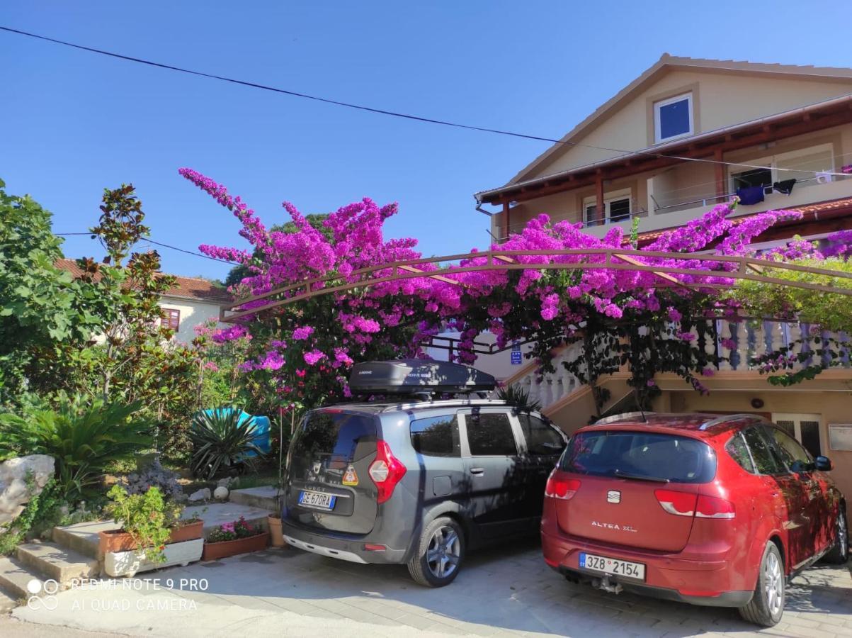 Apartments Iva Pakoštane エクステリア 写真