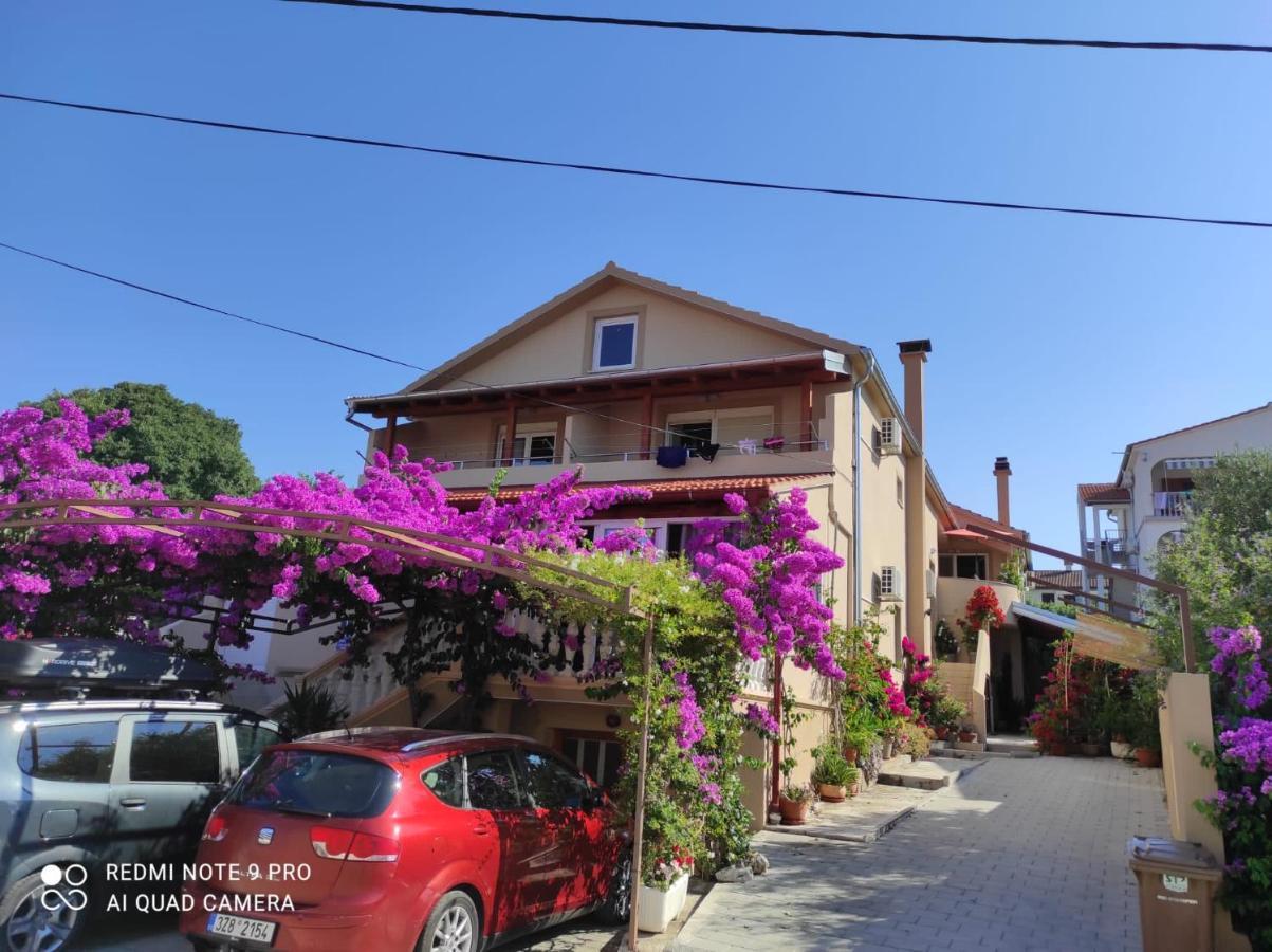 Apartments Iva Pakoštane エクステリア 写真