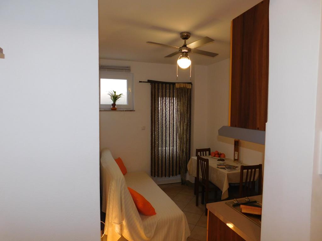 Apartments Iva Pakoštane エクステリア 写真