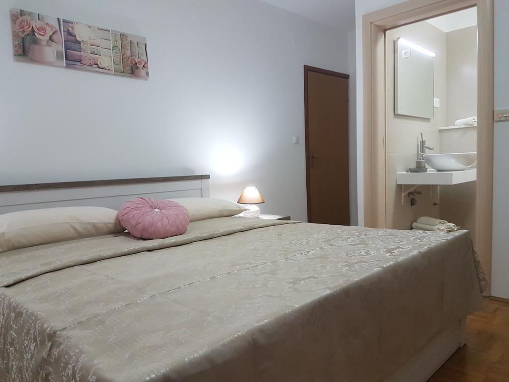 Apartments Iva Pakoštane エクステリア 写真